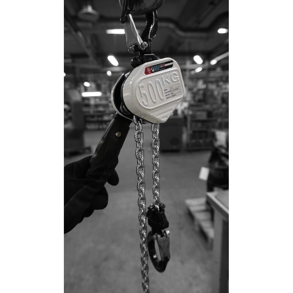 POWERTEX Lever hoist hanging in the workshop